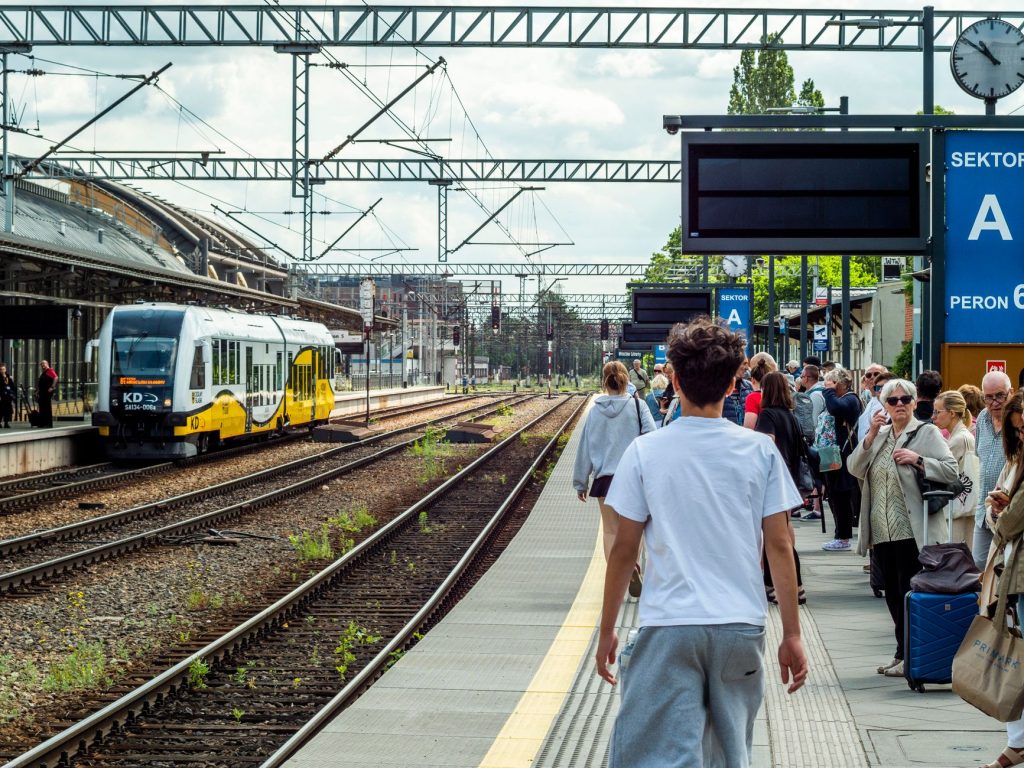 Festivaliers avec bagages sur un quai de gare