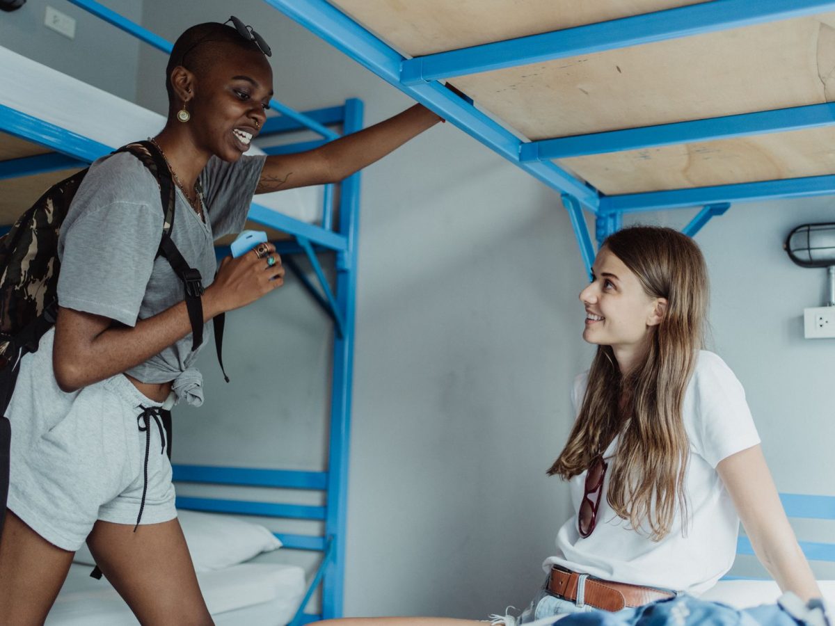 Voyageurs dans un dortoir d'auberge de jeunesse