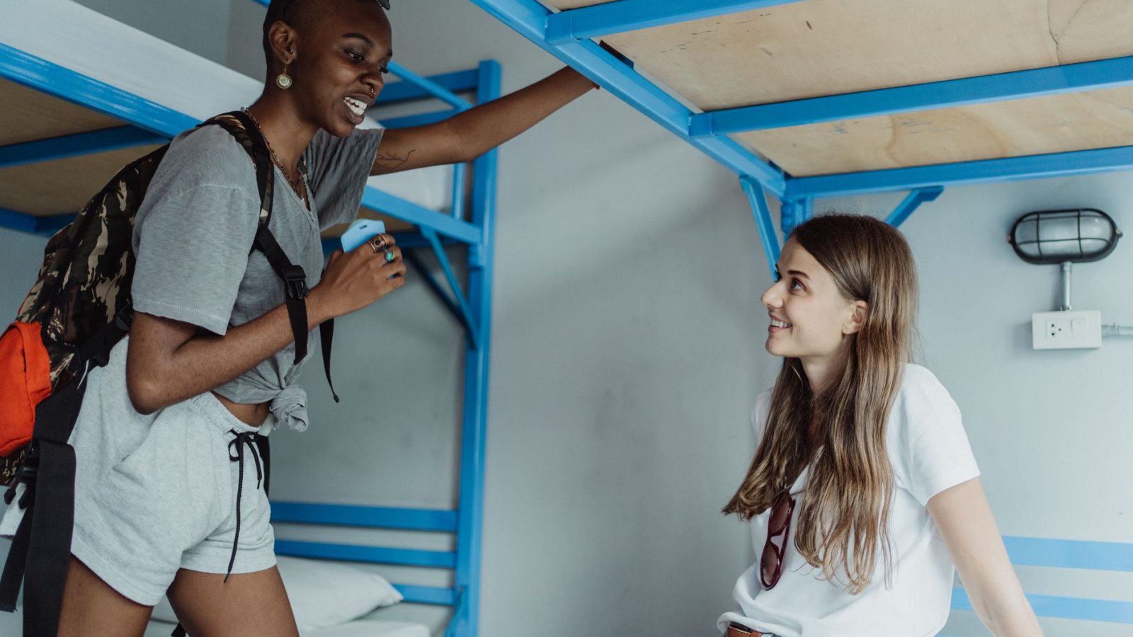 Voyageurs dans un dortoir d'auberge de jeunesse