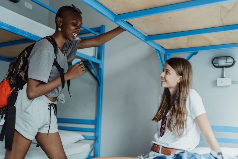 Voyageurs dans un dortoir d'auberge de jeunesse