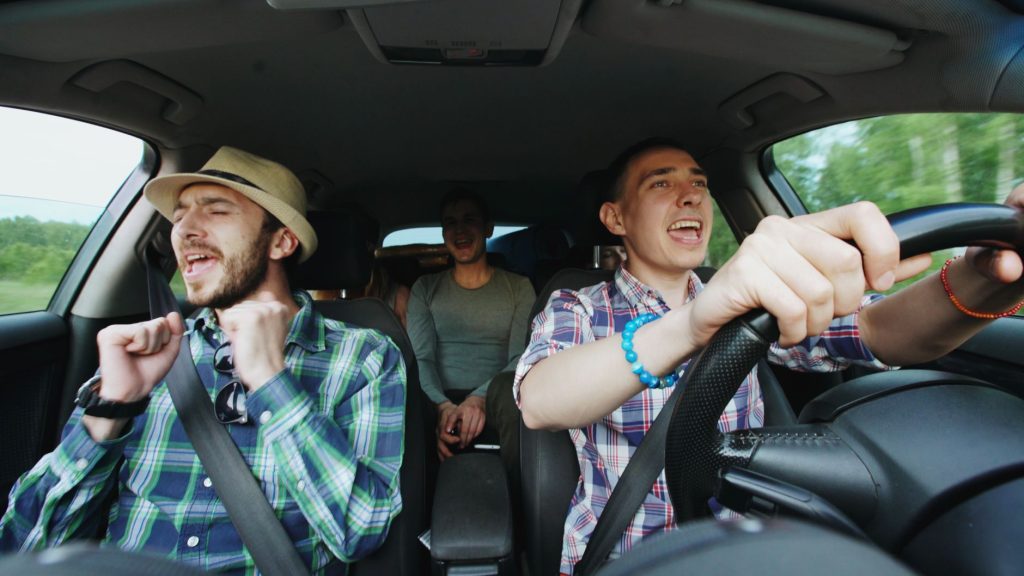 Amis en covoiturage qui chantent en voiture