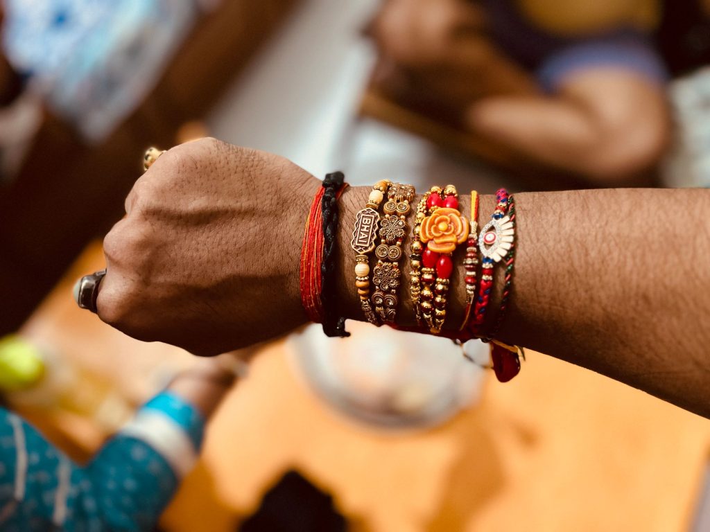Bracelets de festival au poignet