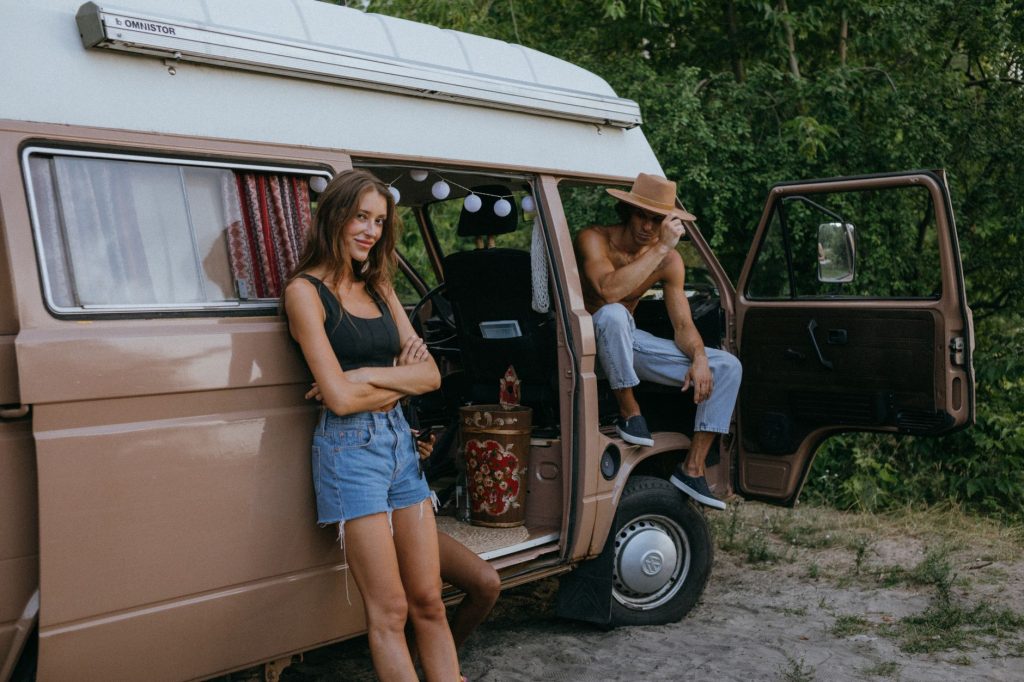 Festivalière devant un van aménagé