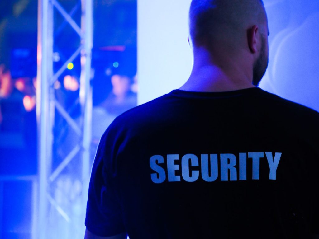 Agent de sécurité face à la scène d'un concert