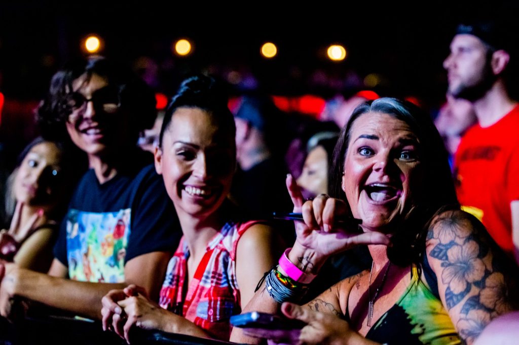 Fans enthousiastes contre la barrière d'un concert