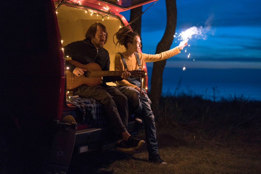 Amis dans un van la nuit avec guitare