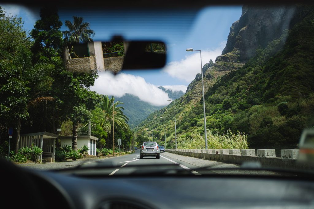 Route de montagne vue depuis la voiture