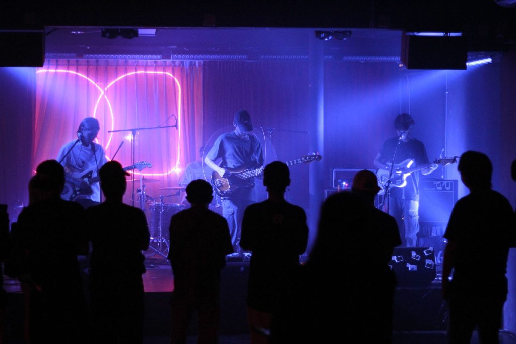 Groupe en concert dans un petit club