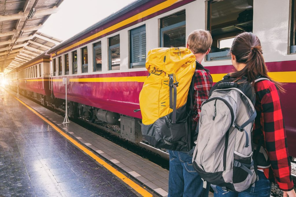Routards sur un quai de gare