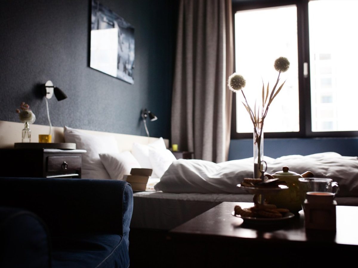 Airbnb ou Booking.com : choisir pour loger près d'une salle