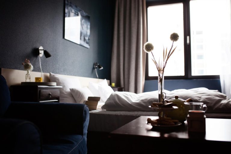Airbnb ou Booking.com : choisir pour loger près d'une salle
