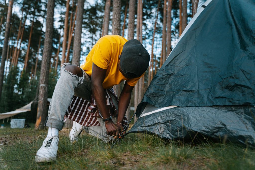 Montage d'une tente au camping