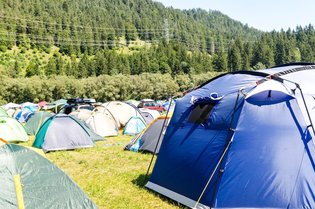 Camping de festival avec tentes
