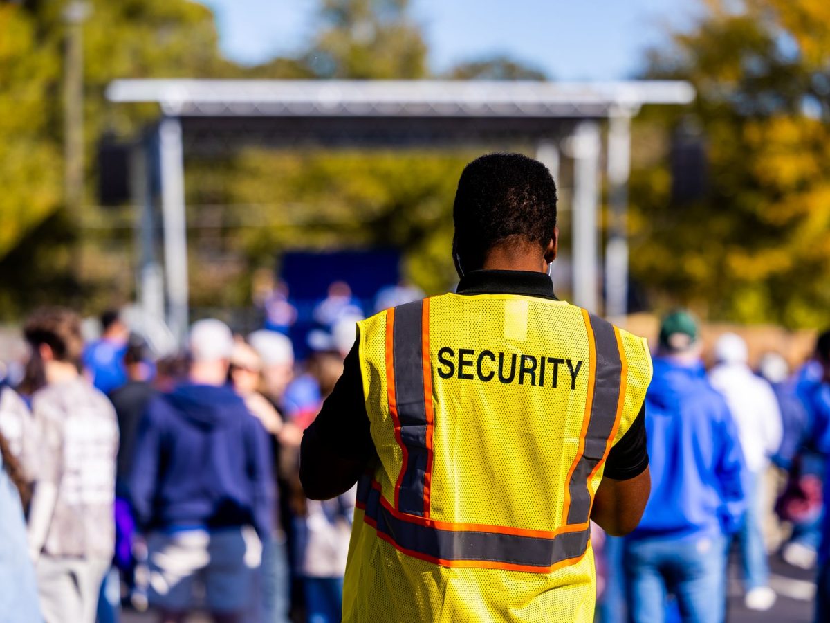 Agent de sécurité devant la foule d'un festival