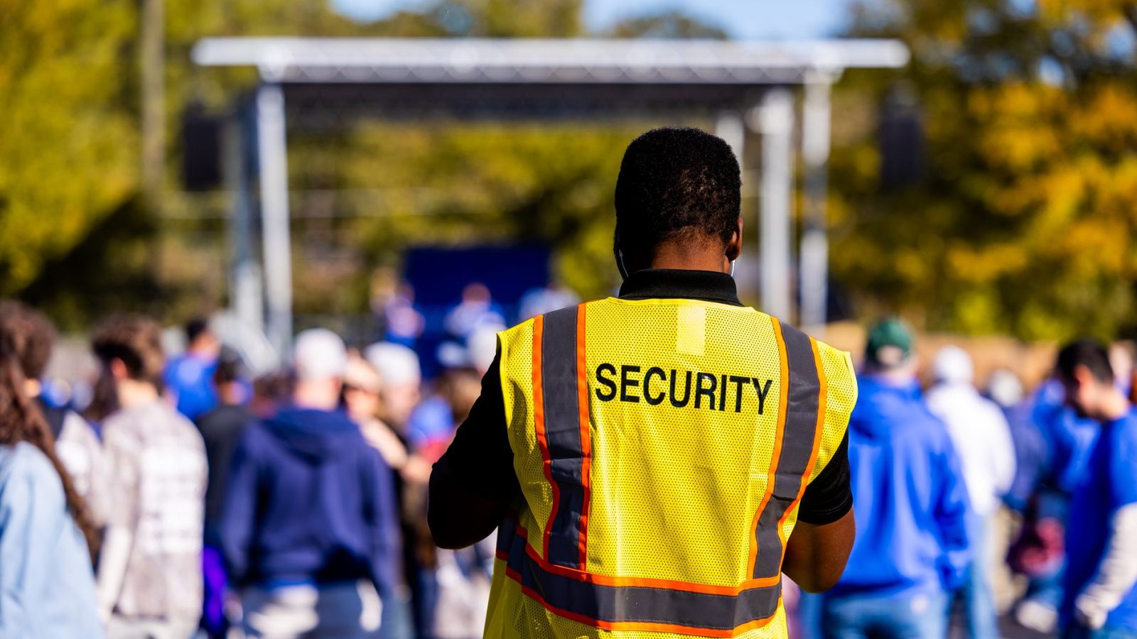 Agent de sécurité devant la foule d'un festival