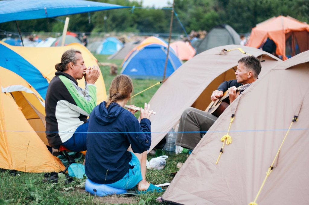Festivaliers au camping entre les tentes