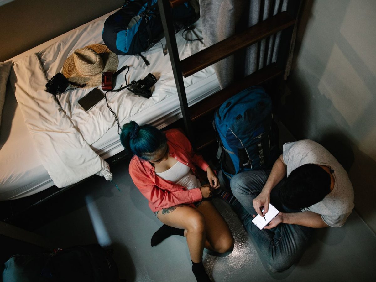 Festivaliers se reposant dans une chambre partagée