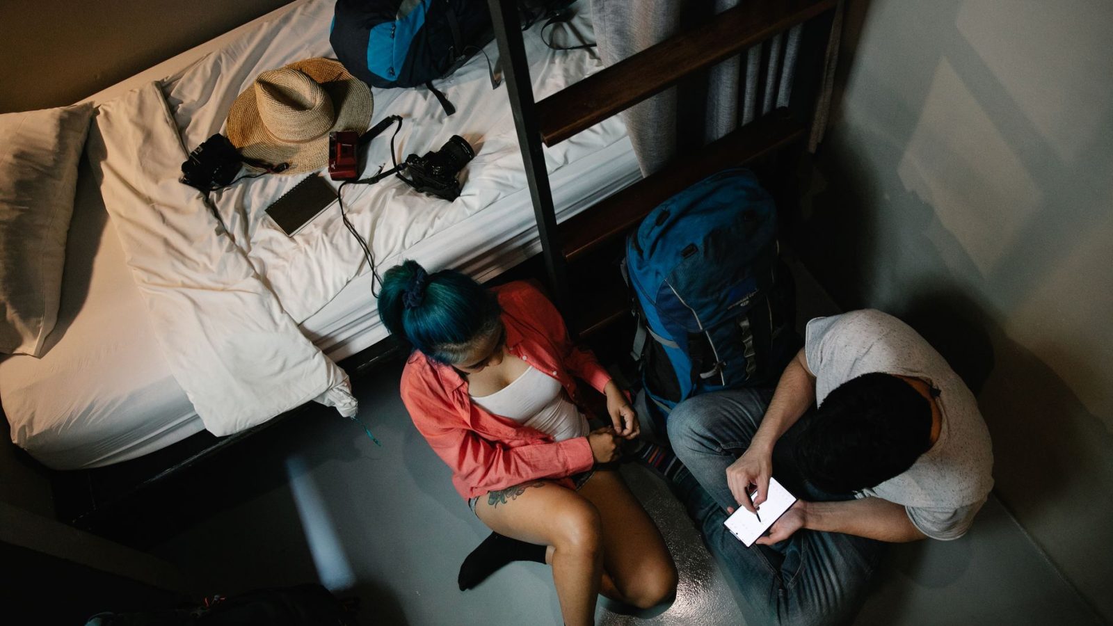 Festivaliers se reposant dans une chambre partagée