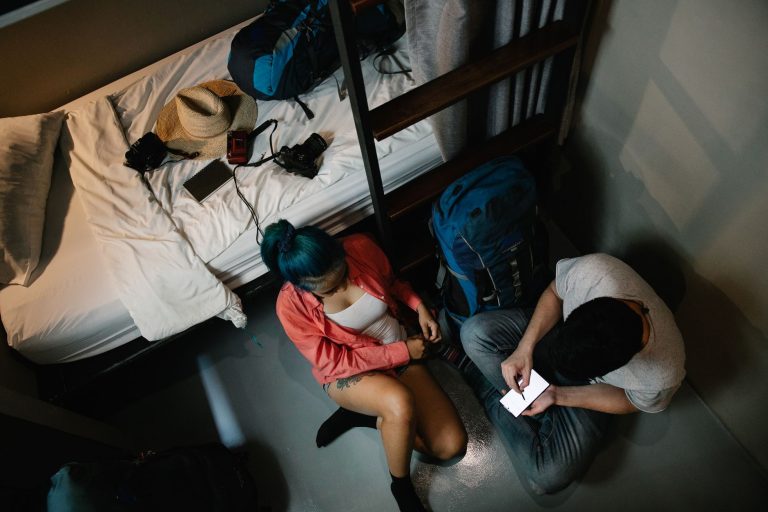 Festivaliers se reposant dans une chambre partagée