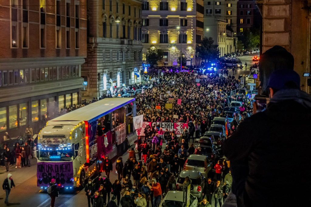 Bus au milieu de la foule d'un festival