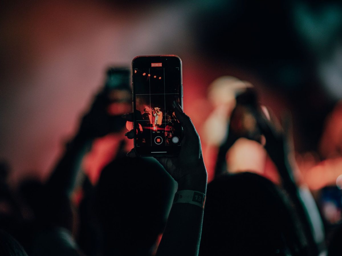 Téléphone levé pendant un concert