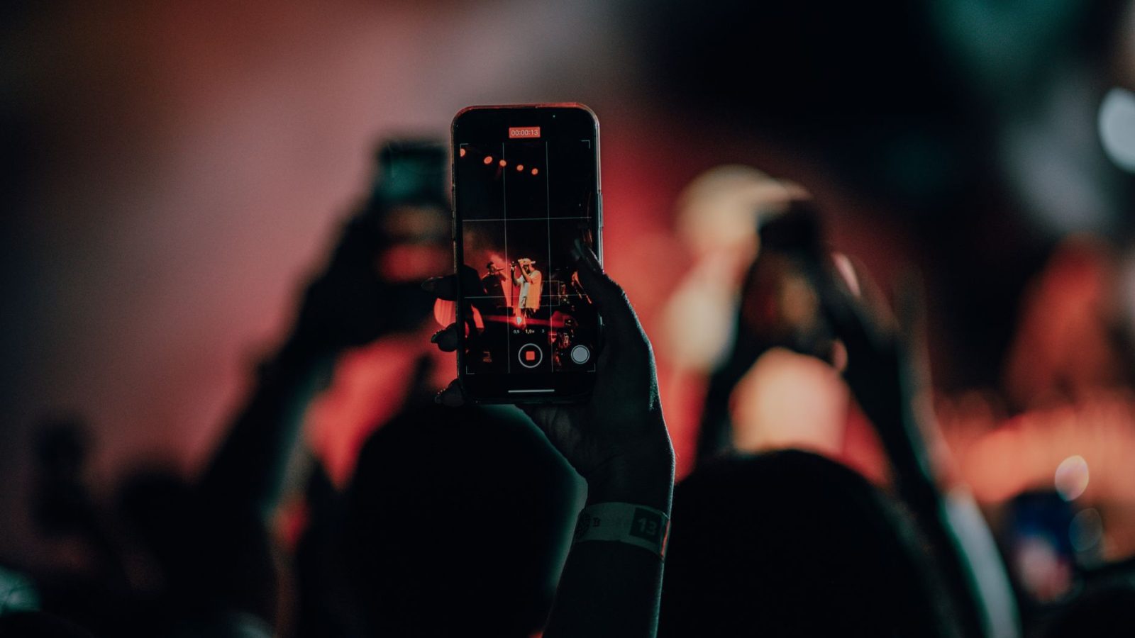 Téléphone levé pendant un concert