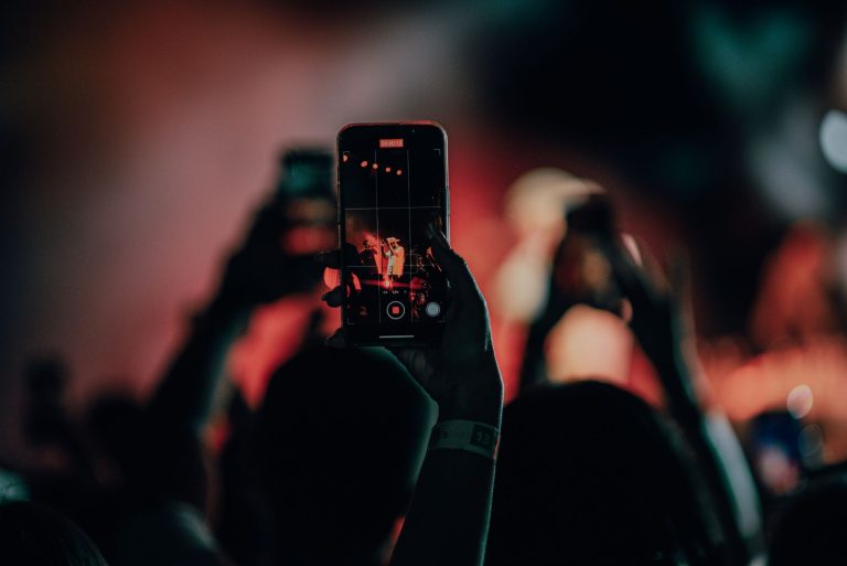 Téléphone levé pendant un concert