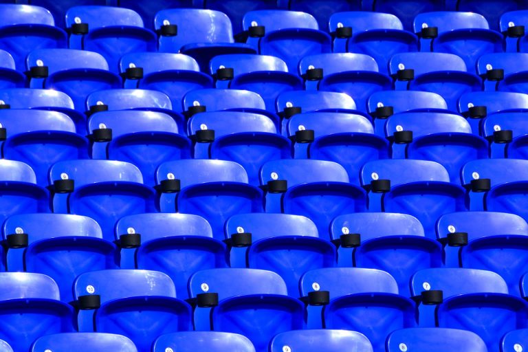 Rangées de sièges de stade