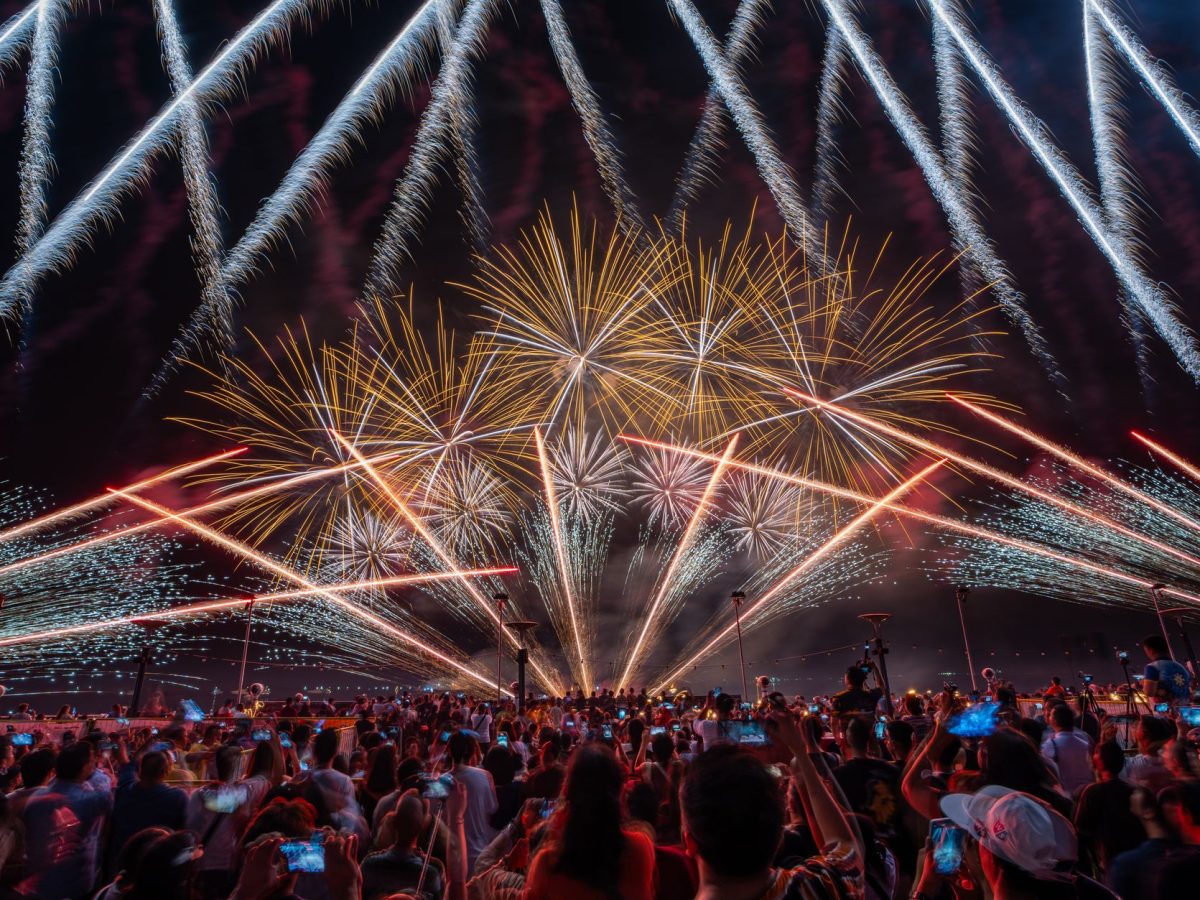 Scène de festival sous les faisceaux lumineux
