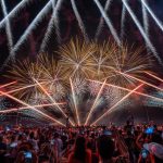 Scène de festival sous les faisceaux lumineux