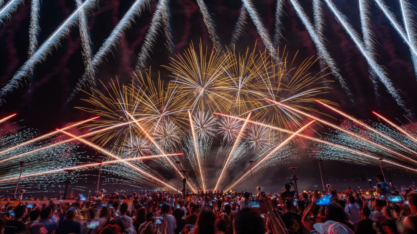 Scène de festival sous les faisceaux lumineux