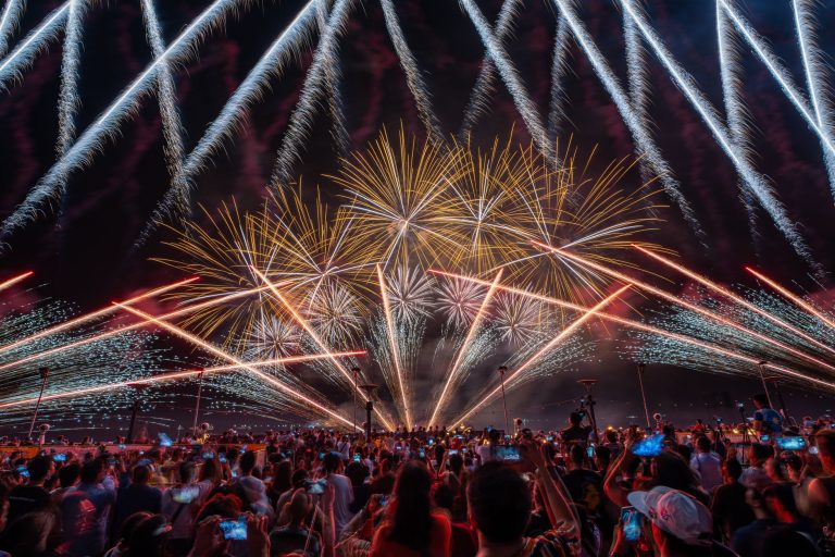 Scène de festival sous les faisceaux lumineux