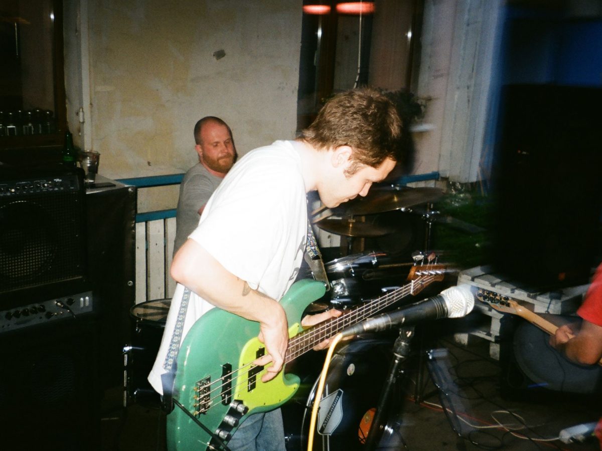 Guitariste en concert dans une petite salle