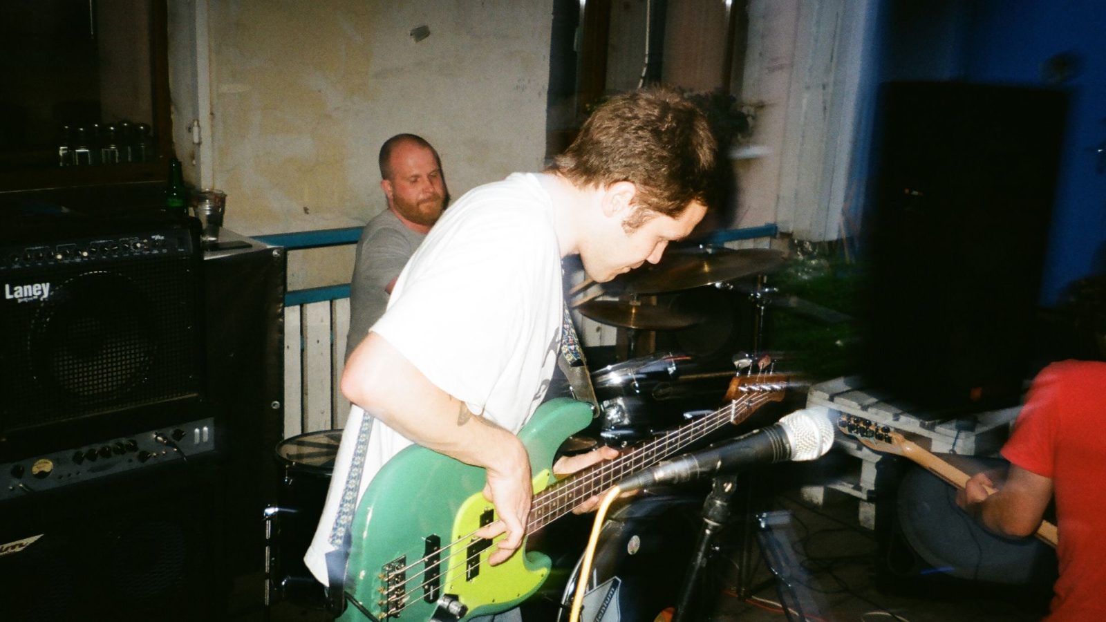 Guitariste en concert dans une petite salle