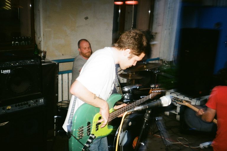 Guitariste en concert dans une petite salle