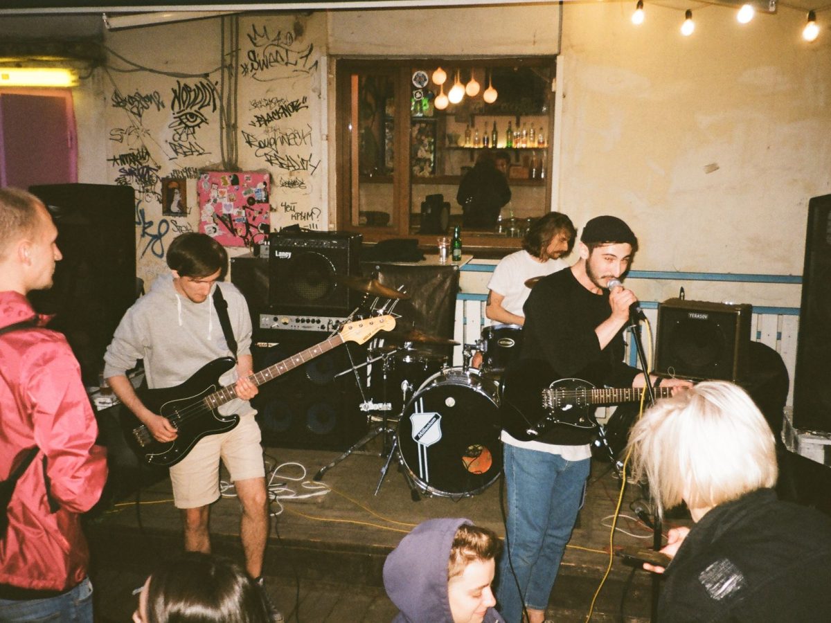 Groupe de rock dans un bar