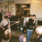 Groupe de rock dans un bar