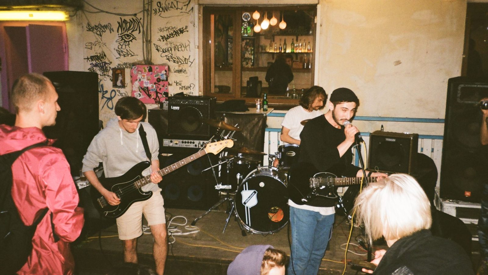 Groupe de rock dans un bar
