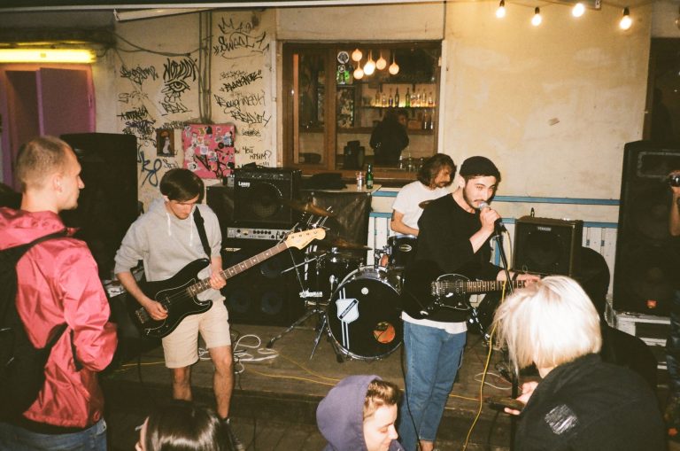 Groupe de rock dans un bar