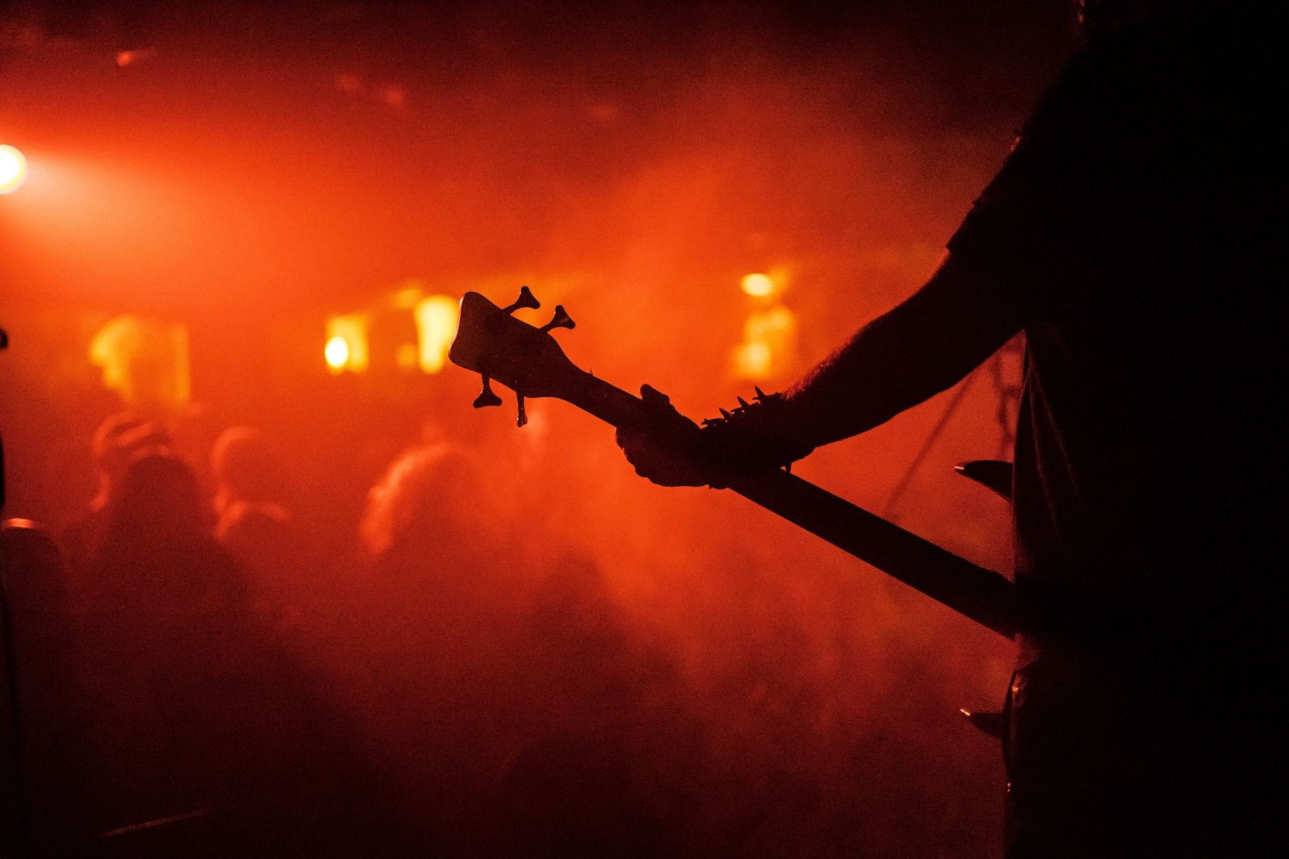 Silhouette de bassiste dans une lumière rouge