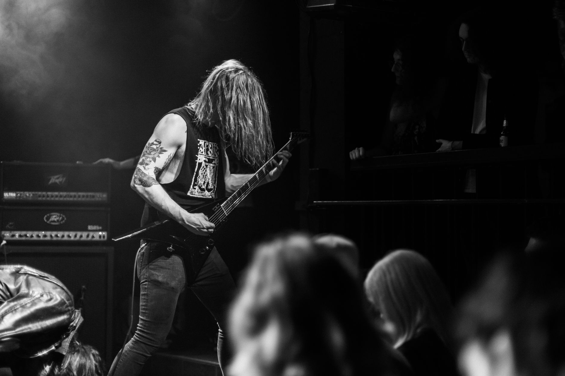 Guitariste metal en noir et blanc sur scène