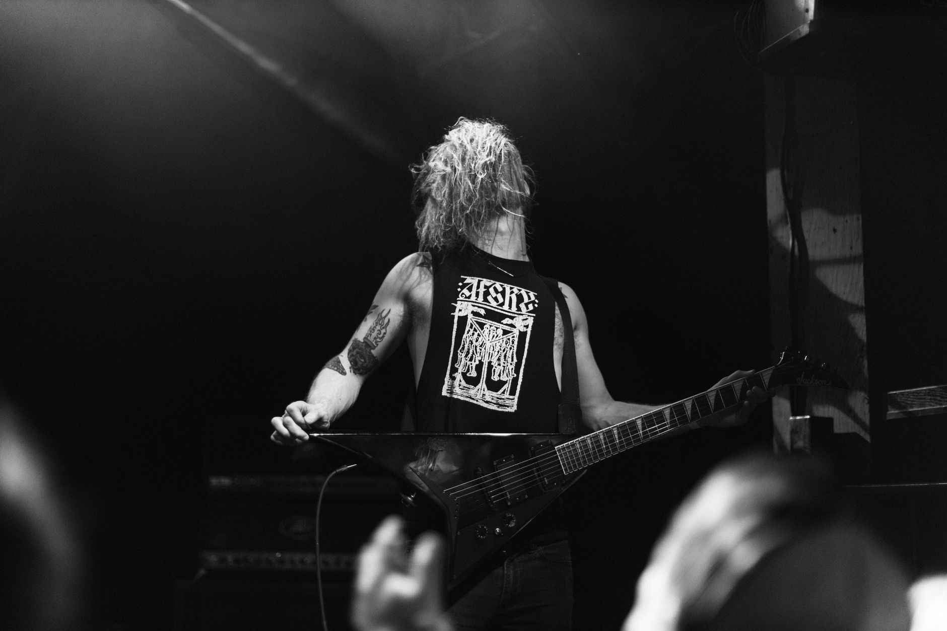 Guitariste metal de dos sur scène