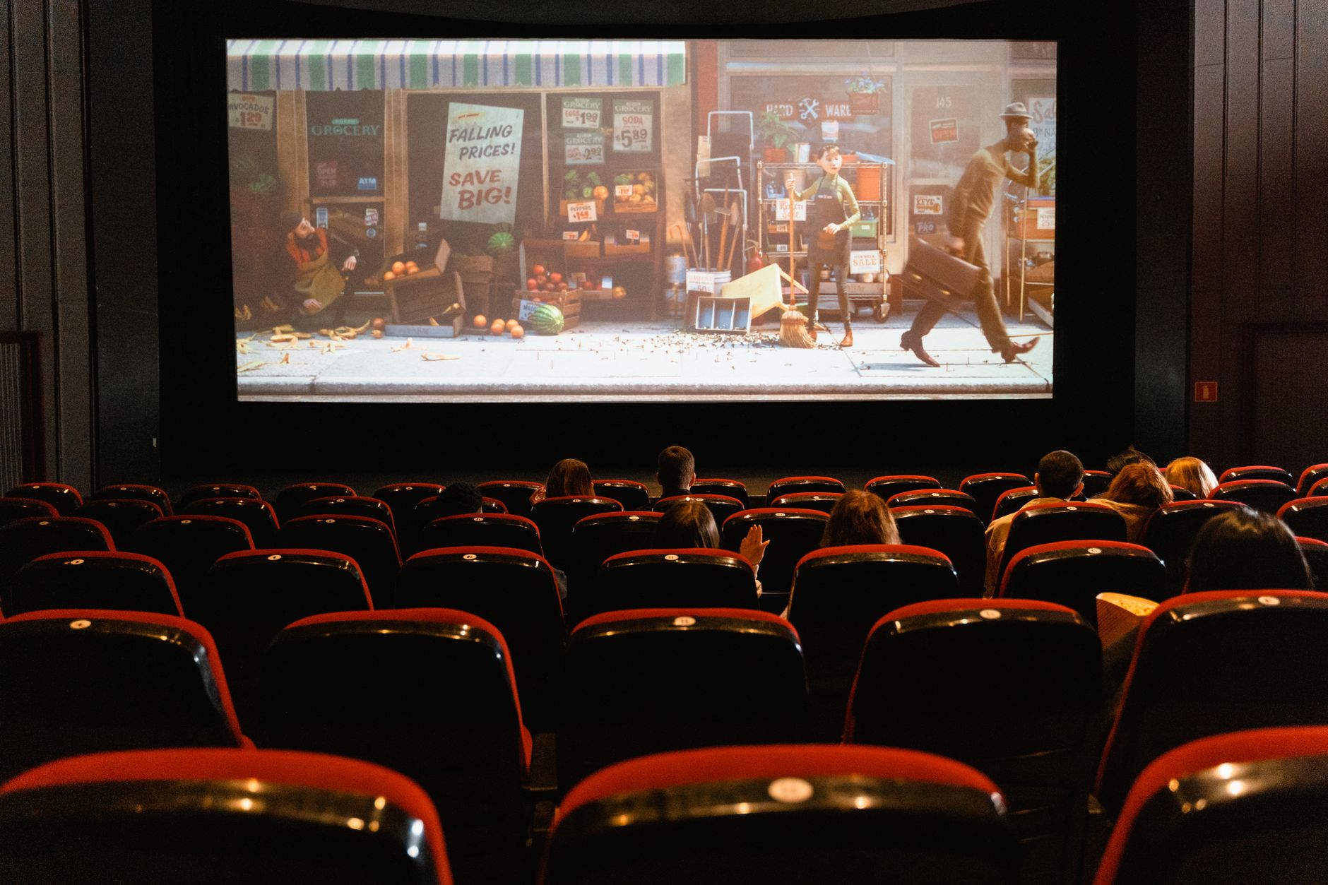 Public de cinéma assis face à l'écran