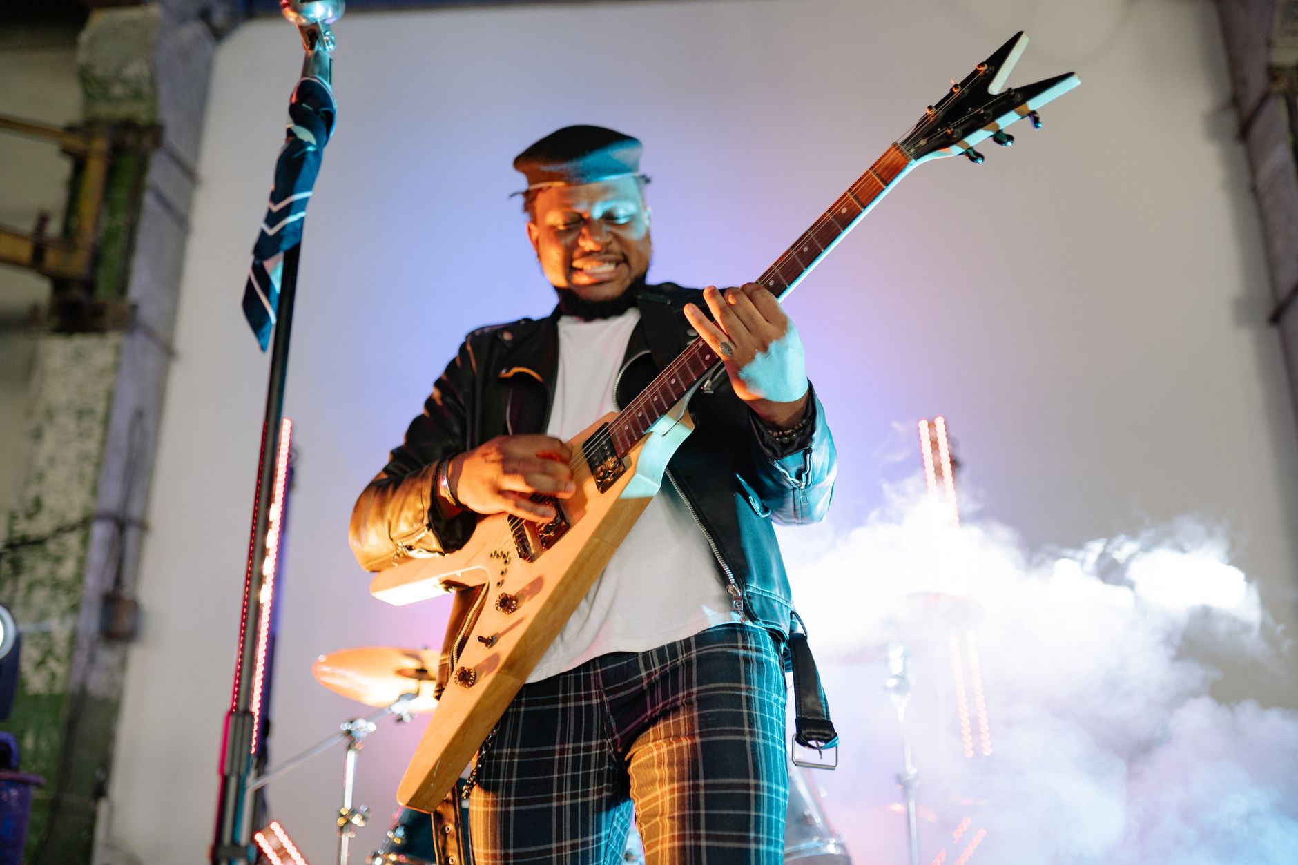 Guitariste sur scène dans une fumée colorée
