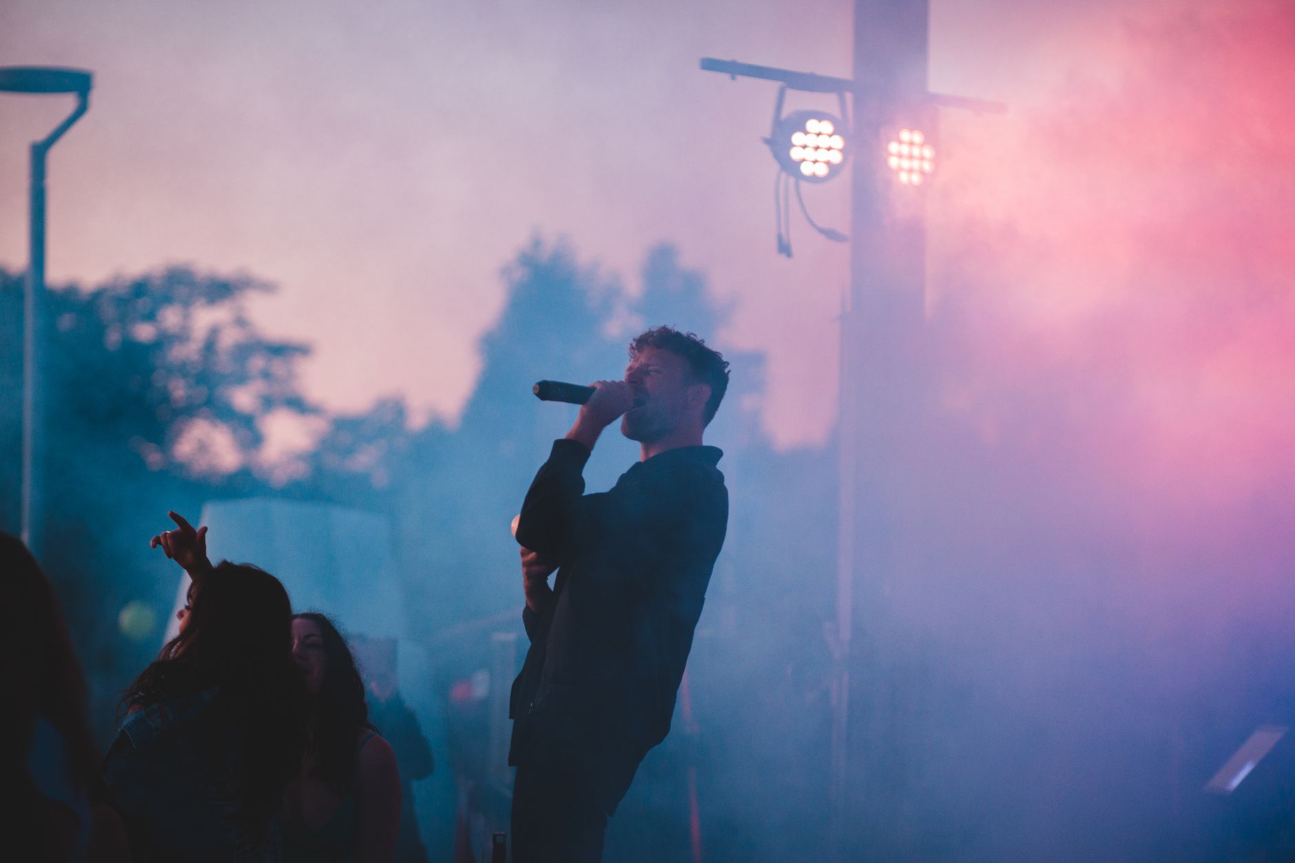 Chanteur en silhouette dans une brume violette