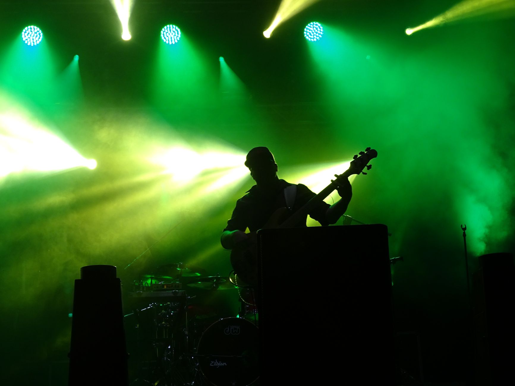 Bassiste en silhouette sous une lumière verte