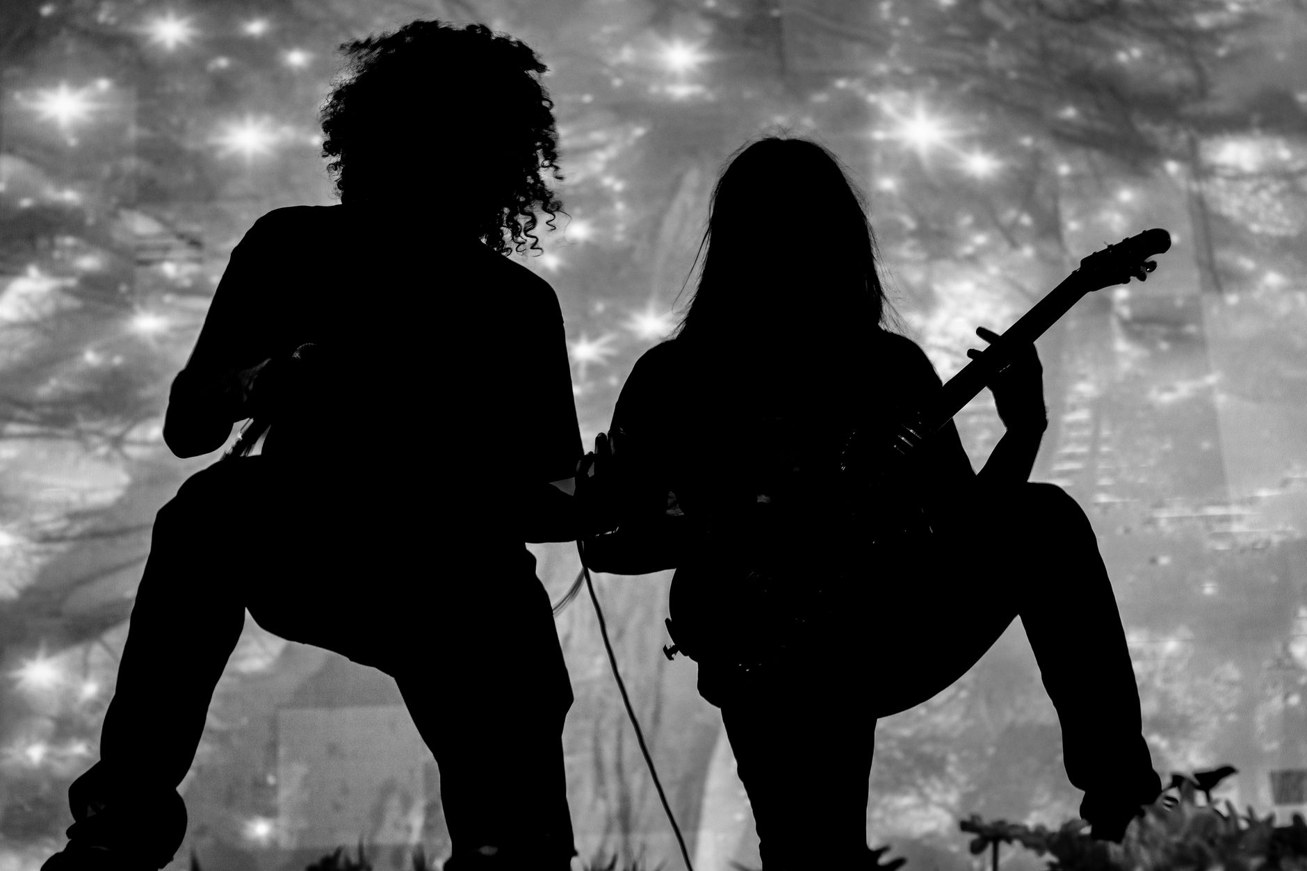 Deux guitaristes en silhouette étoilée