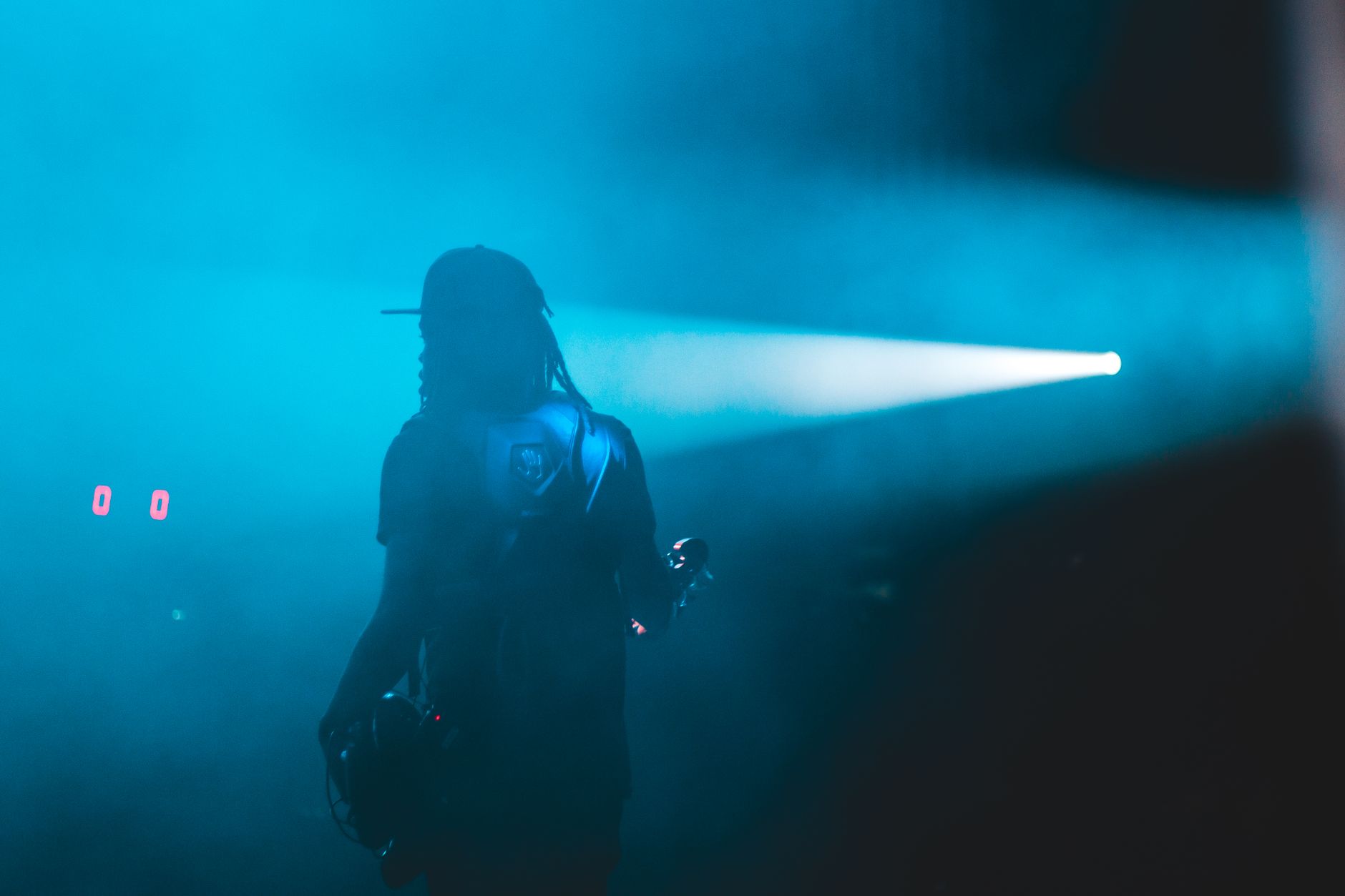 Musicien en silhouette dans une fumée bleue