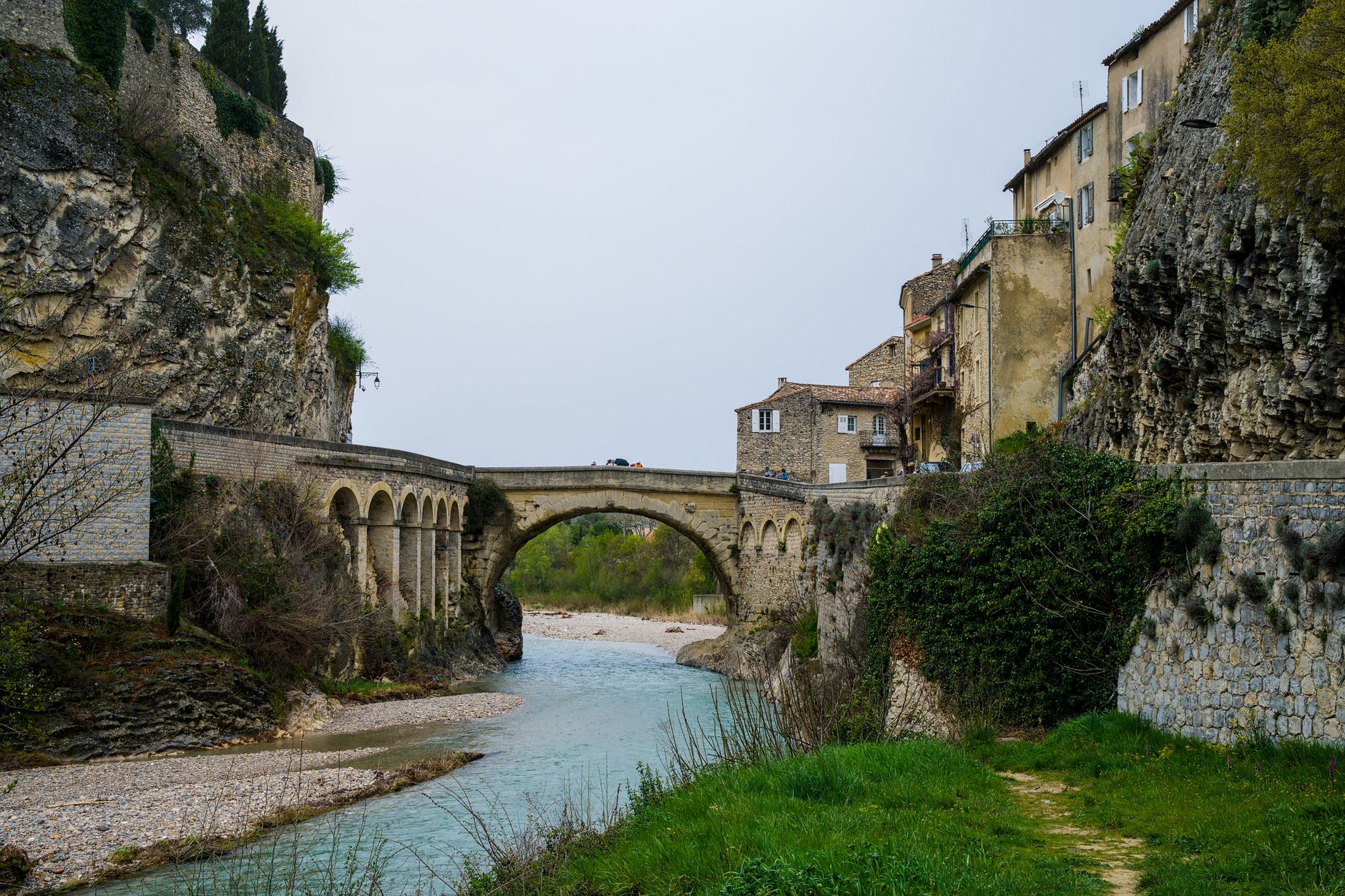 le pont romain et la vieille ville de Vaison-la-Romaine, dans le Vaucluse, au-dessus de la rivière