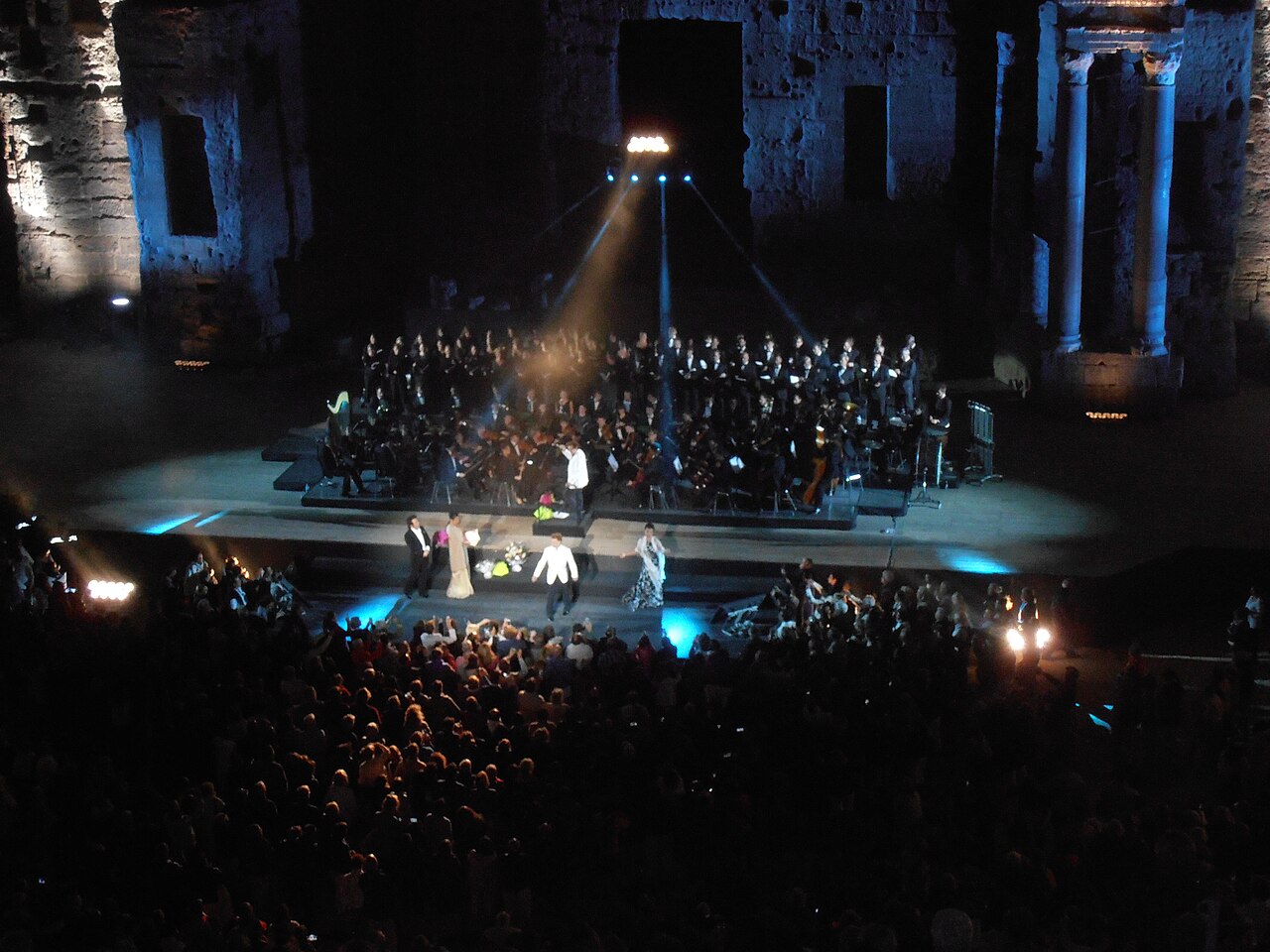 Chœur et orchestre sur la scène du Théâtre antique d'Orange pendant une soirée des Chorégies
